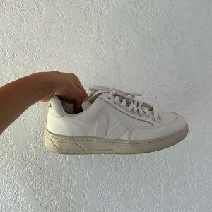 Leather Veja v-12 all white size US 8, Eur 39